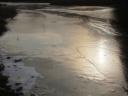日迎の凍った川