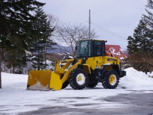 ガソリンスタンドの除雪車