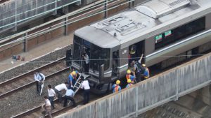 大阪北部地震・電車に閉じ込められた後線路で避難する人々(JR京都線・高槻駅付近)