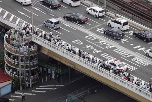 大阪北部地震・徒歩で帰宅する人々(新淀川大橋)