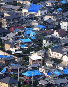 大阪北部地震・ブルーシートの目立つ茨木市内