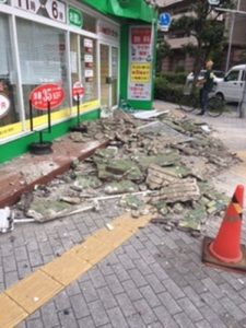 大阪北部地震直後・壁が崩落したクリーニング屋