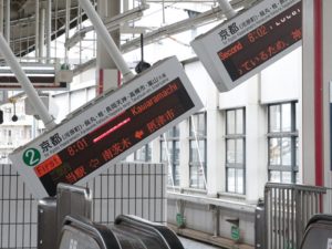 大阪北部地震・阪急茨木市駅電光掲示板落下