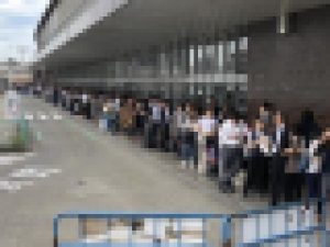 大阪北部地震・タクシー乗り場の長蛇の列(新大阪駅)
