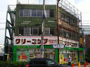 大阪北部地震・タイルが落下したクリーニング店