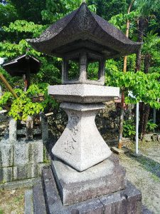 大阪北部地震・茨木神社の歪んだ灯篭