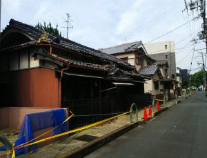 大阪北部地震・安全帯が張られた家屋