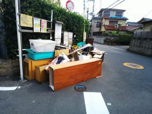 大阪北部地震・廃棄される家具①