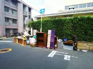 大阪北部地震・廃棄される家具②