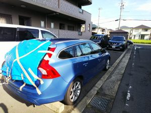 台風21号でリアウィンドウが割れた車