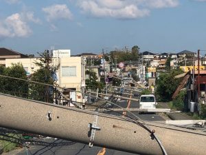 台風21号の影響で倒壊した泉州市の電柱