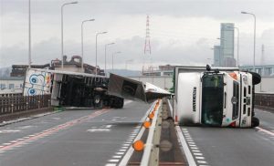 台風21号の影響でトラックが横転した大阪市内の橋の上