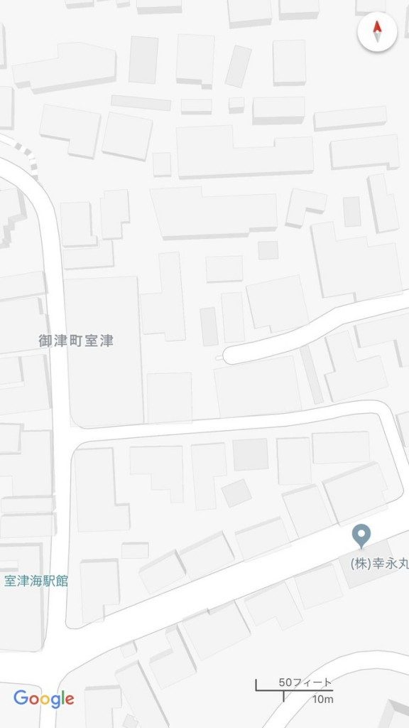 ヤフーマップ(左)と、ゼンリンとの契約を解除したGoogle Map(右)を比較。細い道が驚くほどごっそり省略されている。Google マップ