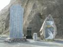 明治の津波祈念碑(右)、昭和の津波祈念碑(左)