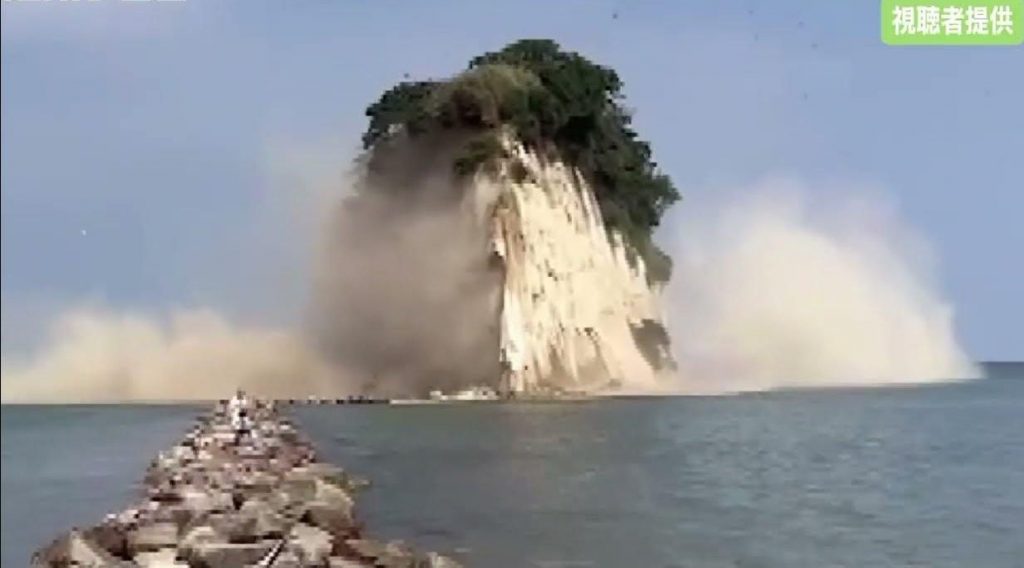 19日に観光中の男性が撮影した、見附島の斜面が崩れる様子